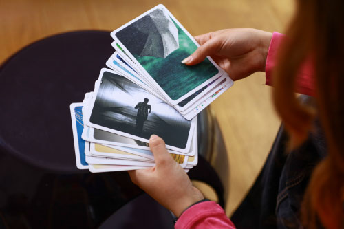 Detailansicht von Emotionskarten während der Verhaltenstherapie