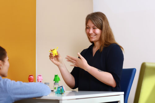 Therapeutin zeigt einer Patientin das gelbe Emotionsmonster